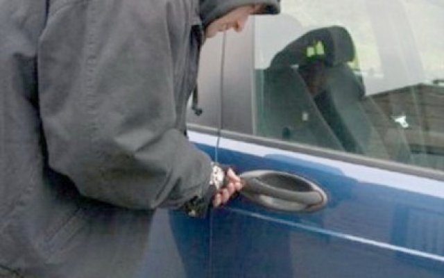 Maşină furată din Poarta 6, găsită de poliţişti la Târguşor